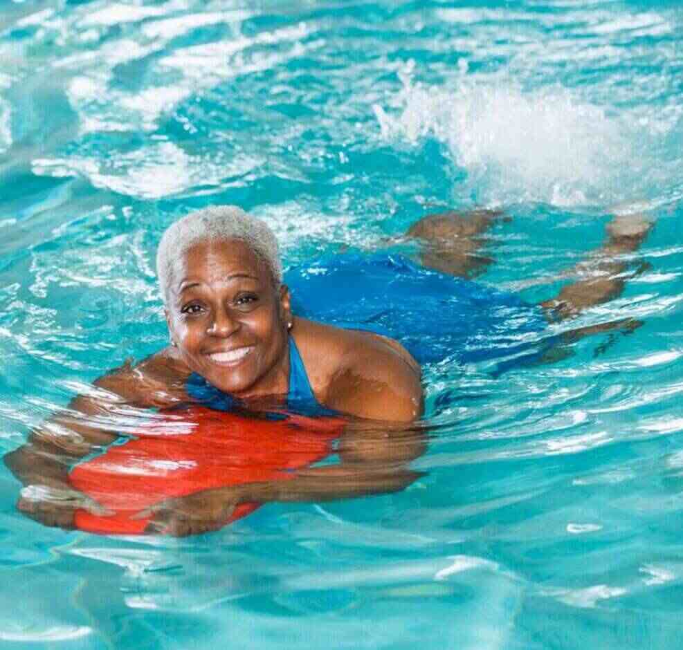 Swimming also helps elders improve their balance and physical strength. Especially for elders with joint pains, swimming helps with flexibility and reduces joint inflammation.